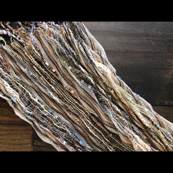 Neutral colored wrap scarf - Picture 4 of 4